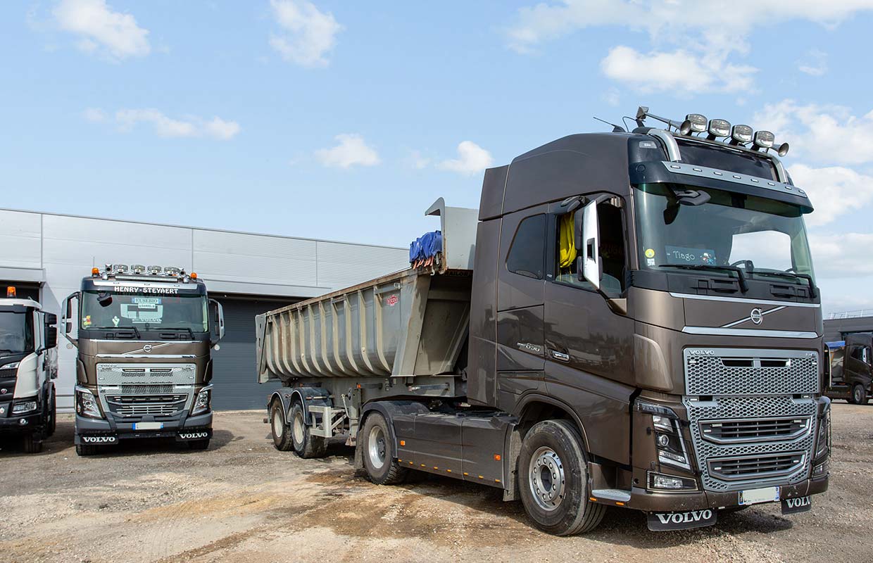 Camion benne Volvo marron métallisé