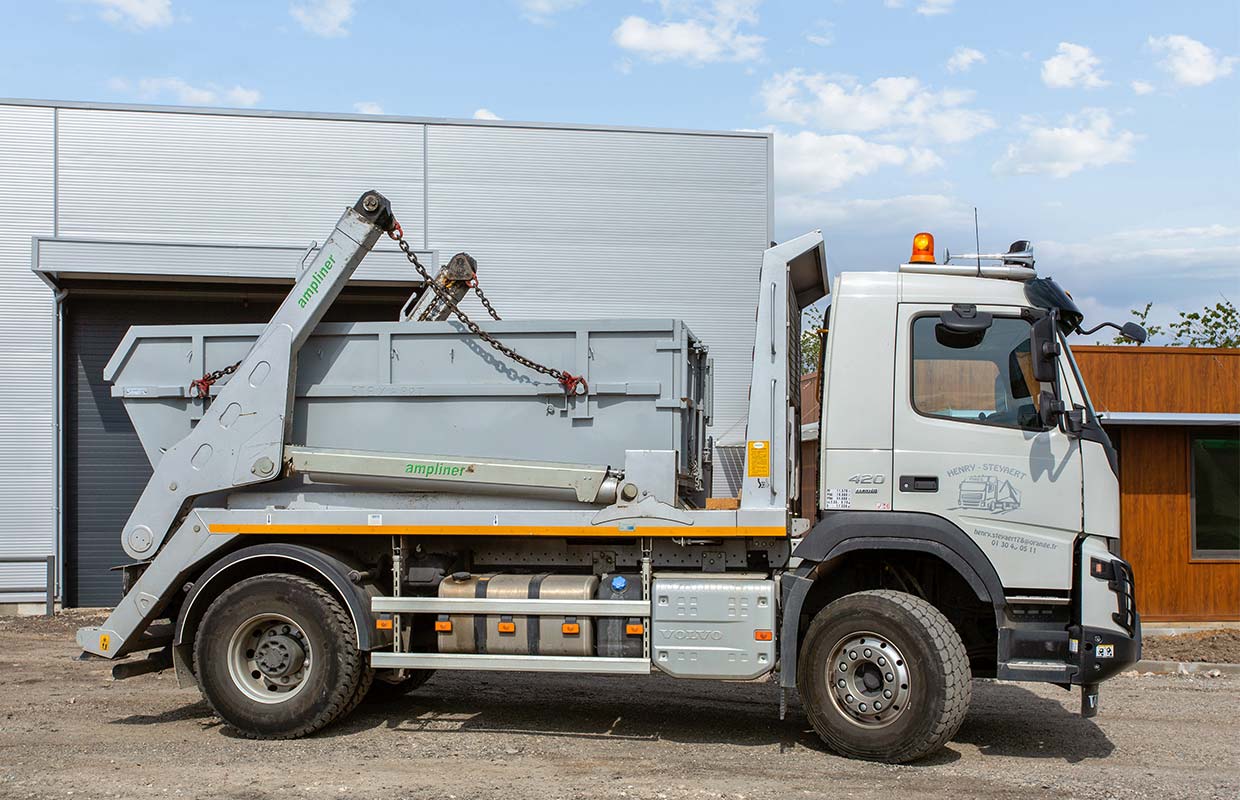 Camion benne, benne à chaînes, Volvo blanc